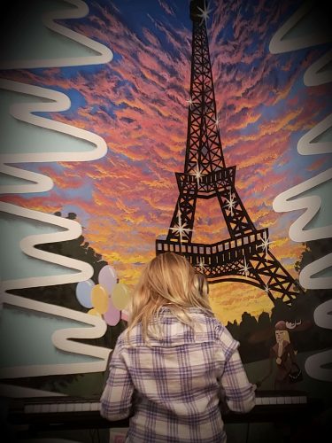 Scarlett in front of her Paris mural.